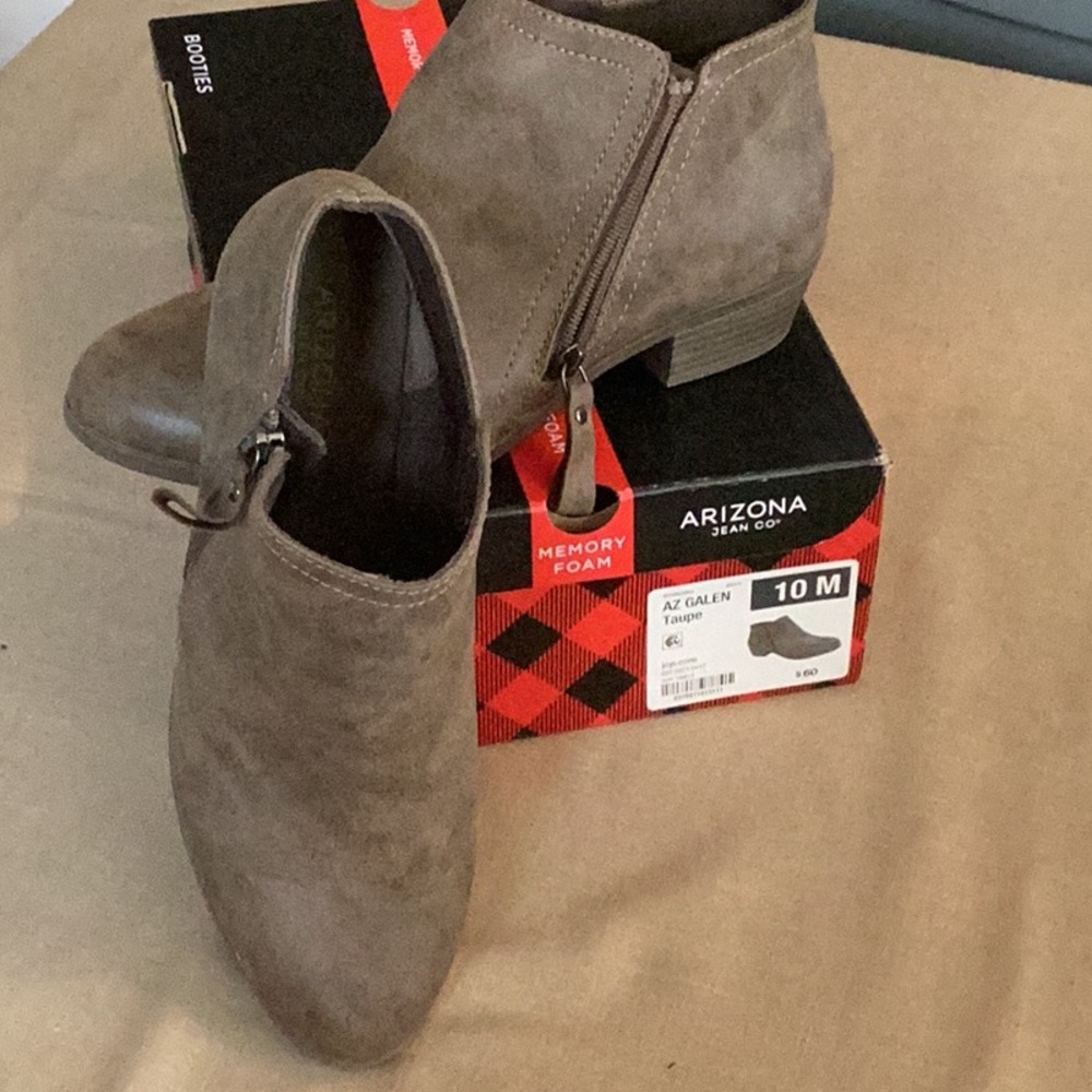 Arizona Jean Company Brown Ankle Boots with Side Zipper